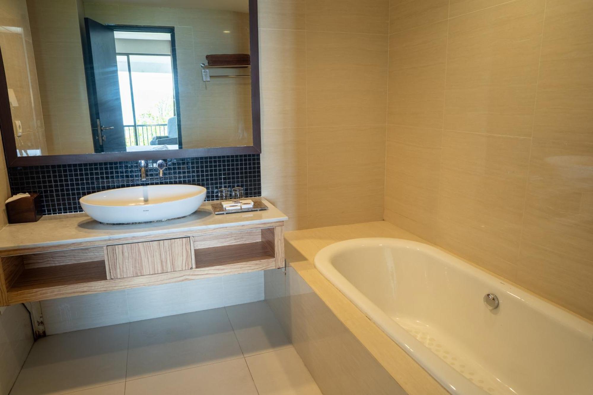 Estrella Hotel & Conference Luwuk Dış mekan fotoğraf