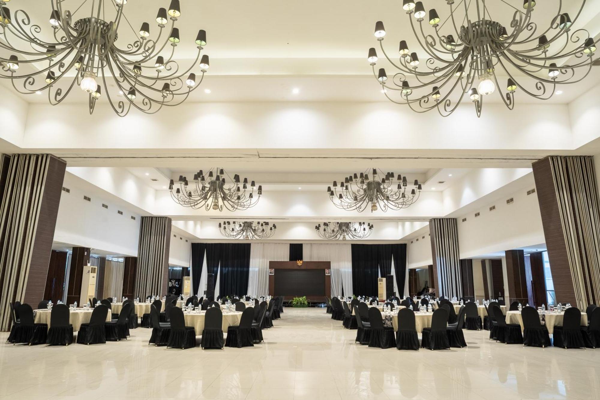 Estrella Hotel & Conference Luwuk Dış mekan fotoğraf