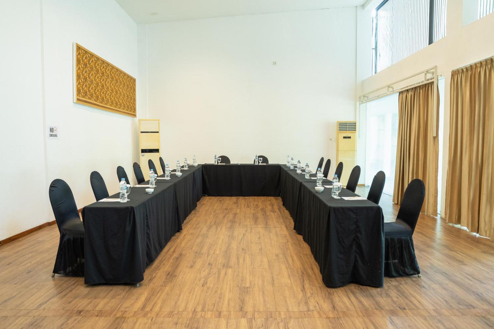 Estrella Hotel & Conference Luwuk Dış mekan fotoğraf